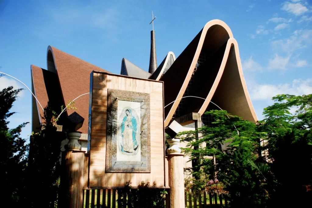 Confira 12 ideias de passeios gratuitos em Foz do Iguaçu - Catedral Nossa Senhora de Guadalupe