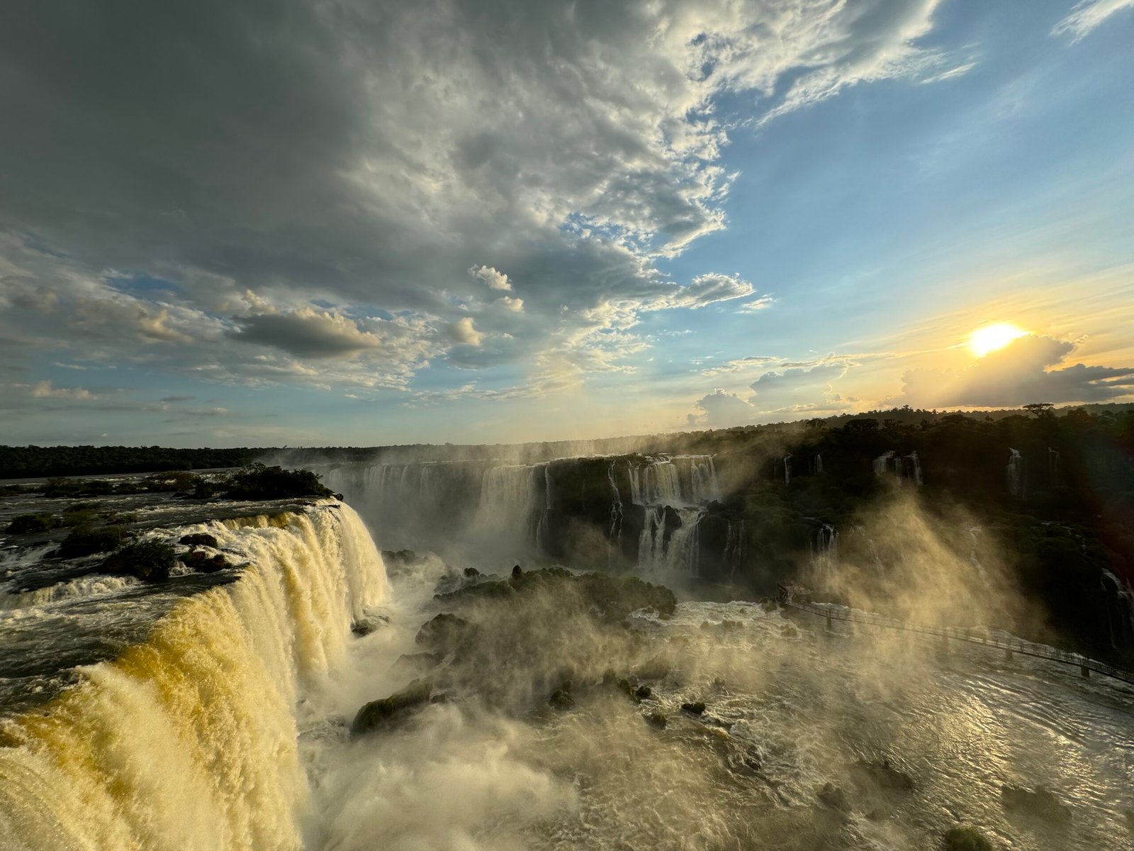 Pôr do sol nas Cataratas do Iguaçu é surreal e você precisa conhecer